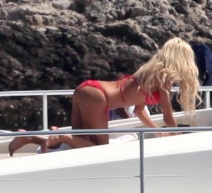 Victoria Silvstedt Cannes Bikini 2 Planete Buzz