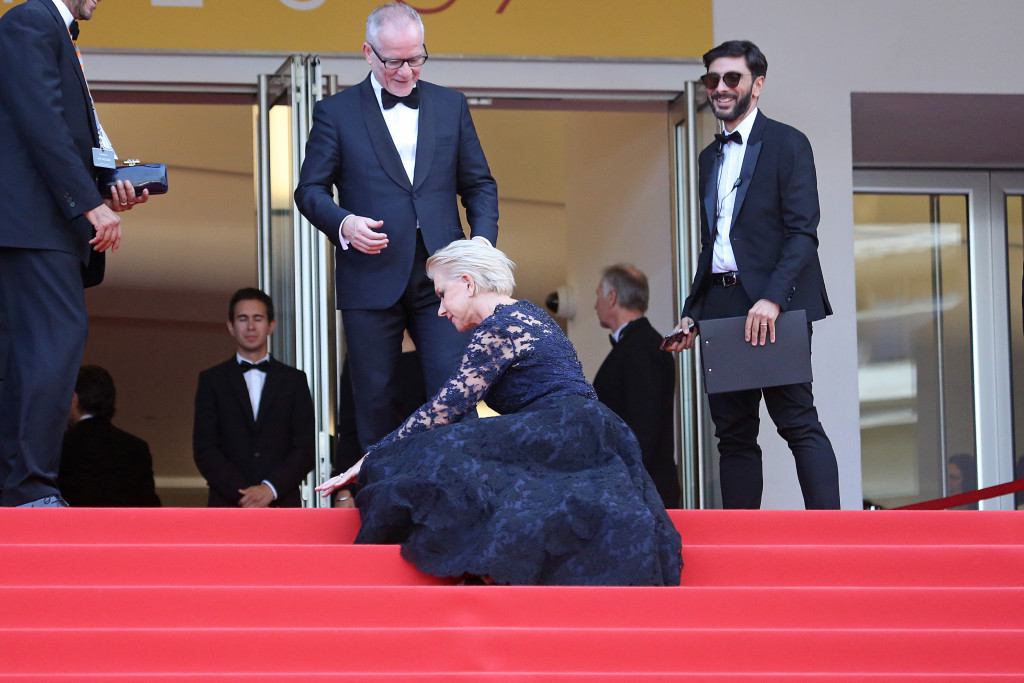 Cannes – Helen Mirren Falls On The Red Carpet – Planete-Buzz